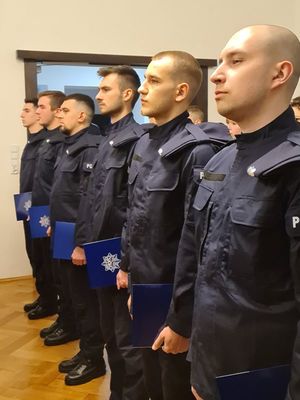 Policjanci w mundurach służbowych stoją do ślubowania