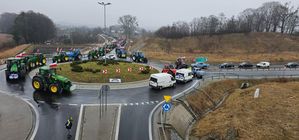 jadące traktory na rondzie