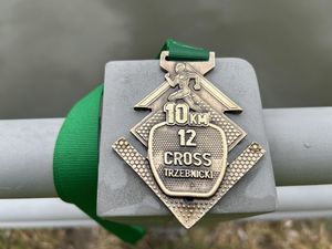 na zdjęciu medal z biegu Cross Trzebnicy