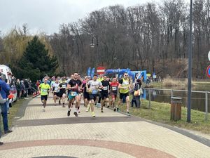 na zdjęciu start biegaczy