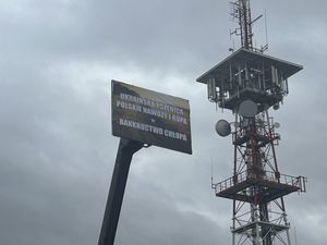 bilbord z napisem 
UKRAIŃSKA PSZENICA
POLSKIE NAWOZY I ROPA
RÓWNA SIĘ 
BANKRUCTWO CHŁOPA