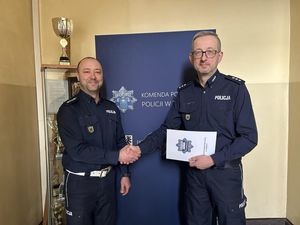 na zdjęciu dwóch policjantów w umundurowaniu służbowym wraz z aktem mianowania