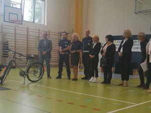 Wszyscy przedstawiciele wspólnie witają wszystkie drużyny