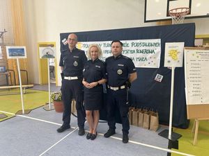 Policjanci w mundurach służbowych dwóch mężczyzn i kobieta