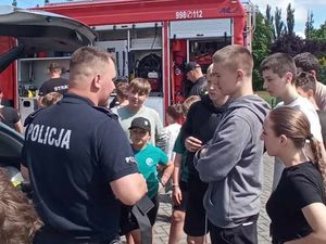 Policjanci odwiedzili uczniów szkół podstawowych z okazji zbliżającego się Dnia Dziecka