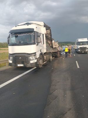 Zderzenie dwóch ciężarówek na drodze S-5