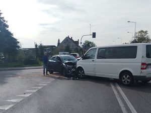 Wypadek dwóch pojazdów na skrzyżowaniu, w obu autach są uszkodzone przody