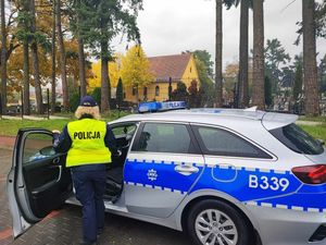 Dzień Wszystkich Świętych – trzebnicy policjanci przypominają o podstawowych zasadach bezpieczeństwa