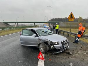 Uszkodzone auto w wyniku kolizji drogowej