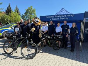 Trzebniccy policjanci promowali zawód policjanta podczas imprezy rowerowej BIKE MARATON w m. Miękinia