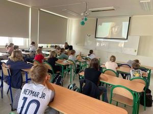 Hejt i mowa nienawiści tematem prelekcji z młodzieżą z Szkoły Podstawowej nr 2 w Trzebnicy