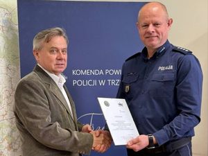 Miła uroczystość odbyła się dziś w trzebnickiej komendzie. Policjant Wydziału Kryminalnego, Piotr Marciniak obchodził jubileusz 40- lecia służby. Były gratulacje od kierownictwa, przełożonych i kolegów.