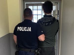 Przyszedł do żmigrodzkiego komisariatu podpisać dozór, okazało się, że jest poszukiwany