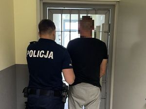Poszukiwany i z narkotykami pasażer wpadł podczas kontroli drogowej