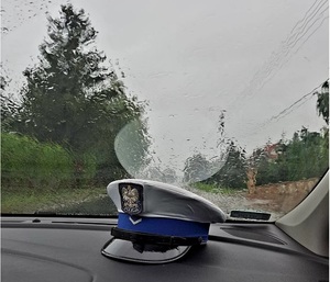 Trzebniccy policjanci apelują! Deszczowa pogada sprawia, że warunki na drogach są zmienne