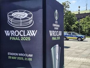 Intensywne działania policjantów zapewniły bezpieczeństwo kilkudziesięciu tysiącom osób biorących udział w Finale Ligi Konferencji UEFA