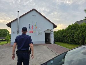Trzebniccy policjanci czuwają nad spokojnym przebiegiem wyborów