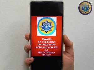 Mieszkanka powiatu trzebnickiego uwierzył, że rozmawia z pracownikiem banku. Policjanci po raz kolejny apelują o zachowanie szczególnej ostrożności!