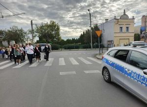 Policyjne zabezpieczenie przemarszu z okazji 80- lecia Szkoły Podstawowej w Żmigrodzie
