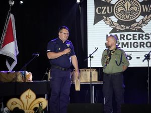 Komendant ze żmigrodzkiego komisariatu na uroczystości z okazji 80-lecia harcerstwa