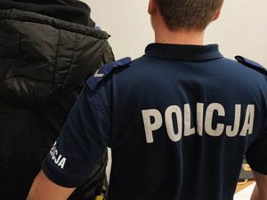 Poszukiwany 22-letni mężczyzna zatrzymany w pociągu przez policjantów z Obornik Śląskich