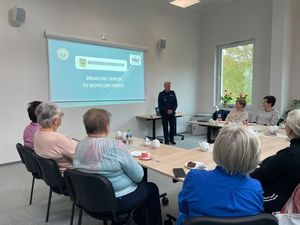 Policjantka z trzebnickiej komendy rozmawiała z seniorami o oszustwach