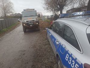Trzebniccy policjanci zabezpieczali miejsce znalezienia niewybuchu do czasu przyjazdu saperów