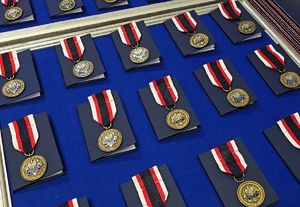 Dolnośląscy policjanci wyróżnieni medalami i odznaczeniami przy okazji obchodów związanych z 107. rocznicą odzyskania przez Polskę Niepodległości