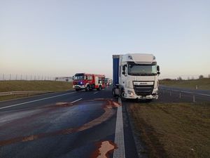 Kolejne niebezpieczne zdarzenie na drodze ekspresowej S5. Kierowca ciężarówki uderzył w bariery