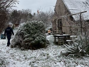 Policjanci podejmują działania prewencyjne i pomocowe w ramach akcji „Zima”