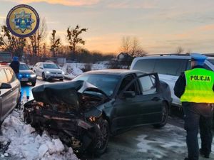 Groźne zderzenie czołowe na ul. Wrocławskiej w Trzebnicy. Jedna osoba przetransportowana do szpitala