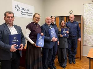 Uroczyste przekazanie radiowozów dla trzebnickich policjantów