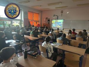 Policjantka z trzebnickiej komendy rozmawiała z uczniami o bezpieczeństwie w sieci