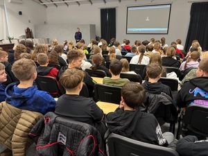 Policjantka z Trzebnicy rozmawiała o przemocy rówieśniczej z uczniami Szkoły Podstawowej w Prusicach