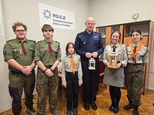 Betlejemskie Światło Pokoju przekazane przez harcerzy na ręce Komendanta Powiatowego Policji w Trzebnicy