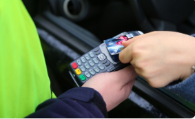 Płatności bezgotówkowe za mandaty w Policji – program przedłużony do 2028 roku