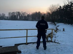 Trzebniccy policjanci apelują, aby nie wchodzić na zamarznięte zbiorniki wodne
