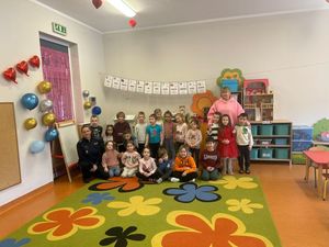 Bezpieczne ferie od najmłodszych lat – policjantka z Trzebnicy rozmawiała z dziećmi w przedszkolu Niezapominajka