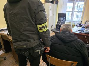 Wieloaspektowa praca operacyjna doprowadziła do zatrzymania złodzieja aut. Trzebniccy policjanci odzyskali skradzione pojazdy i część utraconego mienia