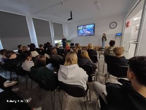 Bezpieczni w sieci – profilaktyczna lekcja odpowiedzialności w Żmigrodzie