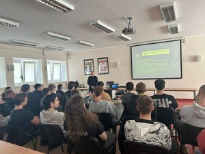 Mundur, który daje możliwości – spotkanie maturzystów z policjantką z Trzebnicy