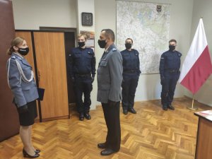 Na zdjęciu widoczna jest młodszy Inspektor Katarzyna Winter , I Zastępca Komendanta Powiatowego Policji w Trzebnicy. Meldunek Pani Komendant składa Naczelnik Wydziału Prewencji . ubrani są w mundury galowe.