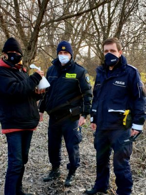 Policjant wspólnie ze Strażnikiem Miejskim realizuje zadania akcji zima