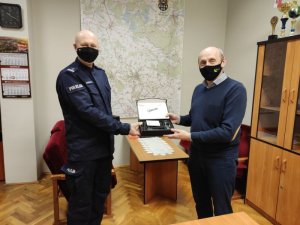 PRZEKAZANIE PROFESJONALNYCH LATAREK DLA TRZEBNICKICH POLICJANTÓW