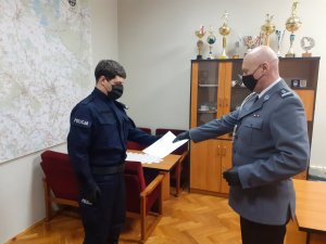 Na zdjęciu policjant otrzymuje akt ślubowania