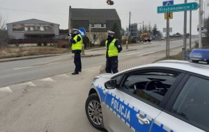 policjanci w trakcie służby na drodze